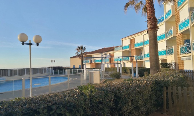 Frontignan Apartment | Beachfront apartment with pool, air conditioning and wifi