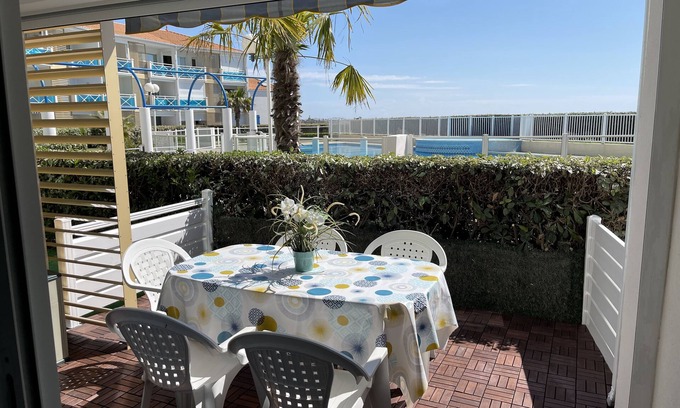 Frontignan Apartment | Beachfront apartment with pool, parking in residence standing