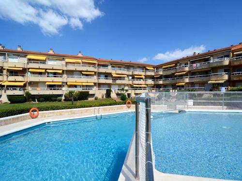 Els Griells Apartment | Beachfront Apartment in Estartit with Pool