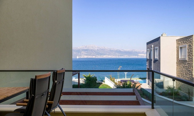 Slatine Apartment | Beachfront Apartment Lemonade VIII