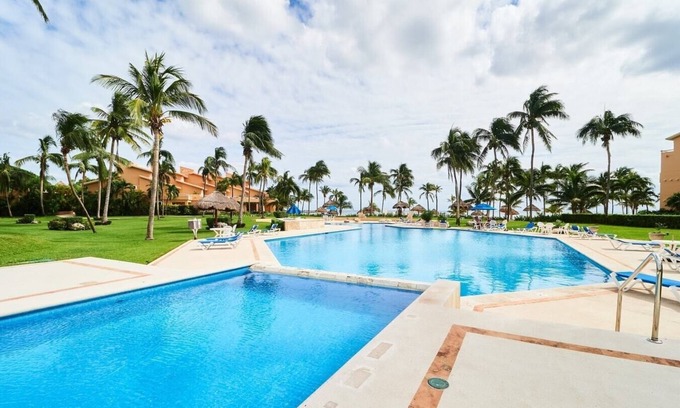 Puerto Aventuras Apartment | BeachFront Appt w/Amazing Pool in Puerto Aventuras