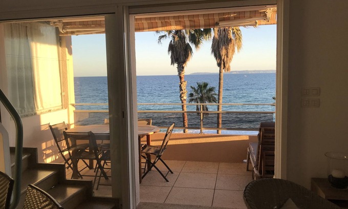 Le Lavandou Apartment | Beachfront, beautiful view 180 ° beautiful apartment of 80m2, 3 bedrooms.