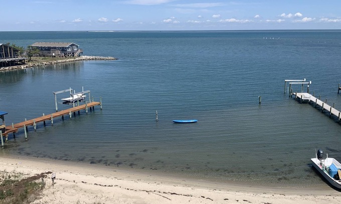 Ocracoke House | Beachfront Beauty on Northern Pond