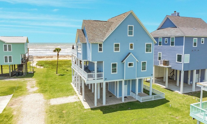 Galveston House | Beachfront Bliss! 5BR | 4.5BA | Private Walkway