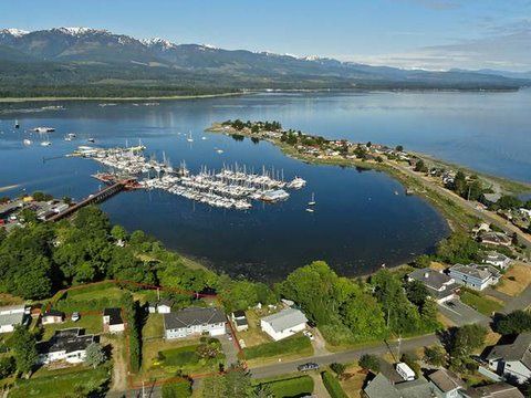 Regional District of Nanaimo Apartment | Beachfront Bliss - Deep Bay / Bowser