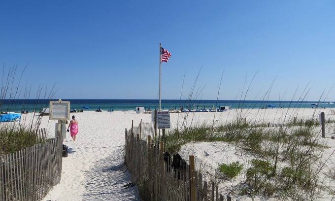 Orange Beach Condo | Beachfront Bliss: Stylish Studio Condo with Ocean Views!