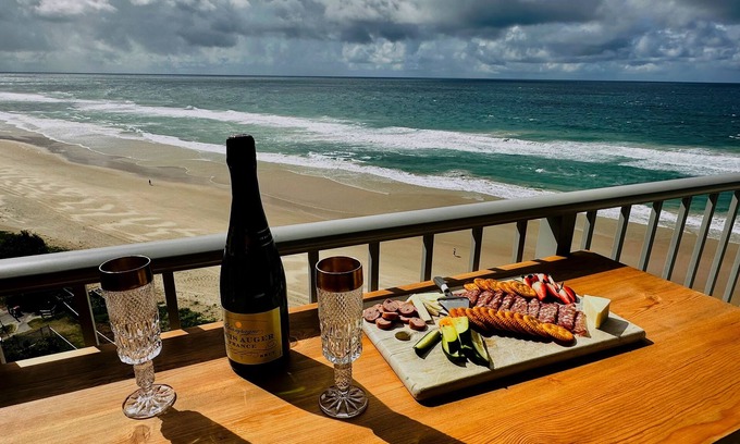 Surfers Paradise Apartment | Beachfront Bliss – Views, Pool & Café Next Door