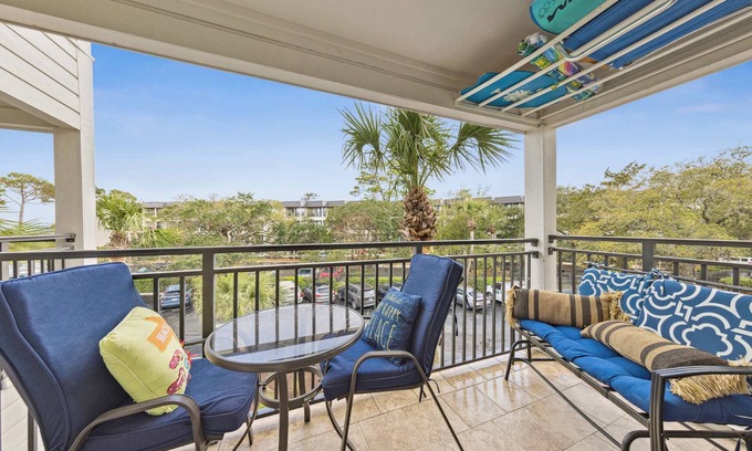 Hilton Head Island Villa | Beachfront Condo with Communal Pool & Ocean Views!