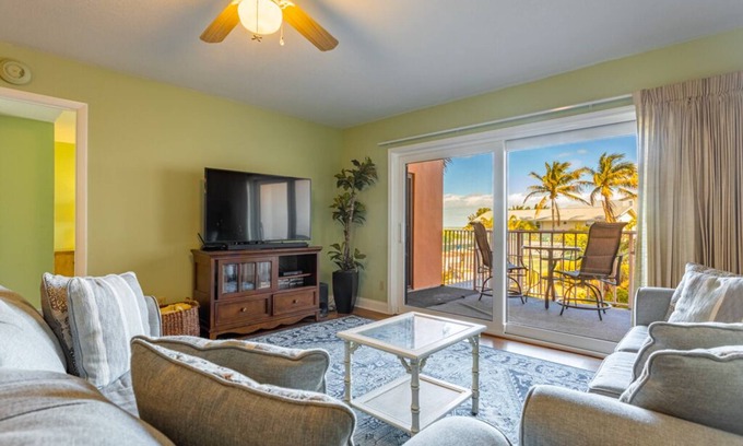 Indian Rocks Beach Condo | BEACHFRONT CONDO—POWDERY SAND AND GULF BREEZES—FAMILY FRIENDLY W/ALL YOU NEED!