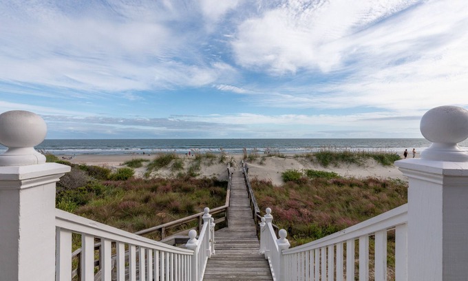 Isle of Palms House | Beachfront Charleston Lowcountry 6BR/4.5BA Glorious Views, Location, & Access +