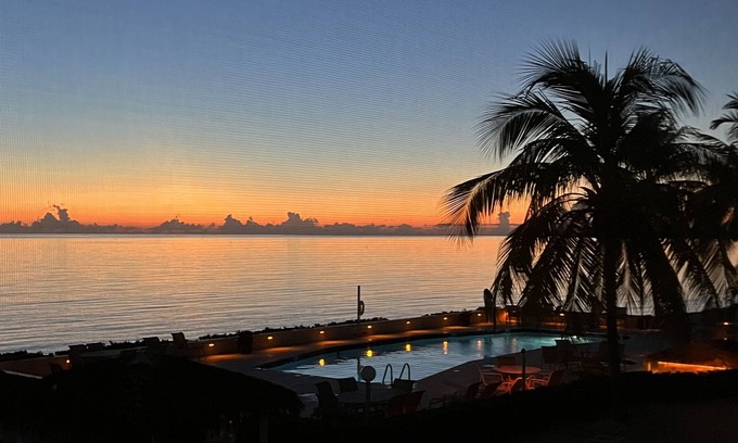 Seven Mile Beach Condo | Beachfront Condo on Pristine Seven Mile Beach - perfect for families and couples