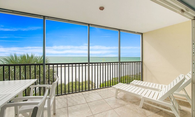 Bradenton Beach Condo | Beachfront Condo with Amazing Views and Pool! Near Bridge Street! - Island Sunse
