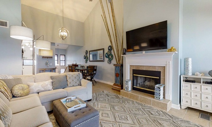 Pensacola Beach Condo | Beachfront condo with pool, central AC, & washer/dryer - snowbirds welcome