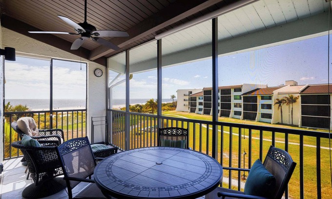 Sanibel Apartment | Beachfront Condo at Loggerhead Cay with Vaulted Ceilings