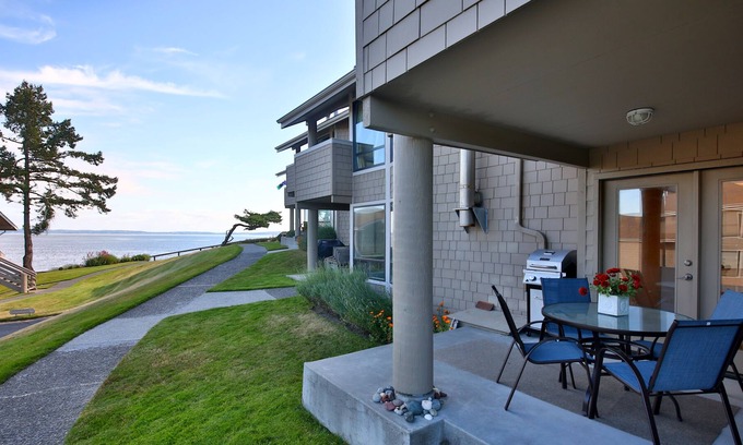 Freeland Condo | Beachfront Condo - Mutiny Bay