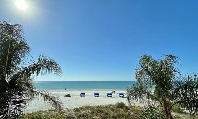 Indian Shores Condo | Beachfront condo w/brilliant views, private balcony, heated outdoor pool, W/D