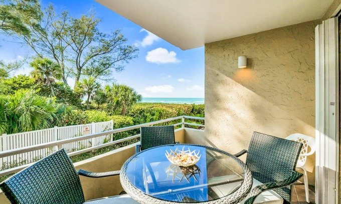 Holmes Beach Condo | Beachfront Condo with Private Balcony and Pool Access