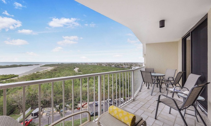 Marco Island Condo | Beachfront condo w/pool, gym, & pickleball