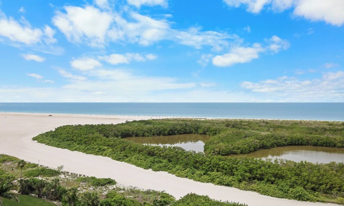 Marco Island Condo | Beachfront condo w/pool and balcony facing beach