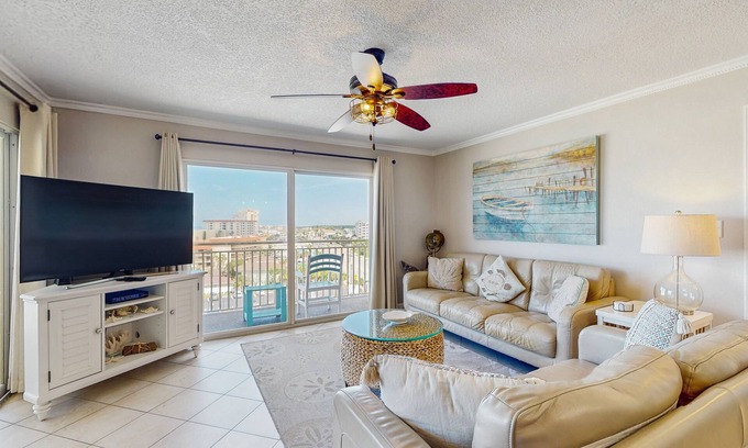 Redington Shores Condo | Beachfront corner condo w/private balcony, heated pool, hot tub, picnic tables