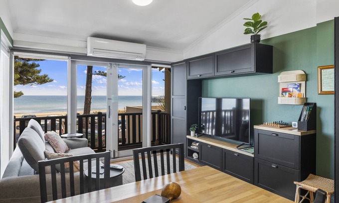 Adelaide House | Beachfront cottage with amazing ocean views, suits single or couple