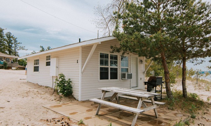 Wasaga Beach Cottage | BEACHFRONT COTTAGE IN WASAGA BEACH - SANDPIPER BEACH RESORT - COTTAGE # 1