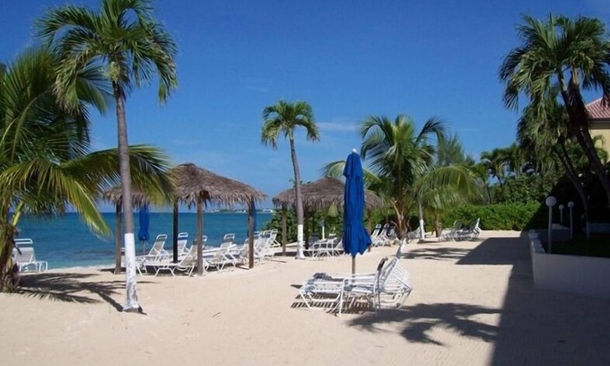 Seven Mile Beach Condo | Beachfront, Discovery Point Club #20, Spectacular View, Discount Available!