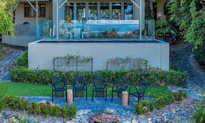 Oak Beach Villa | Beachfront Dolphin Cabin