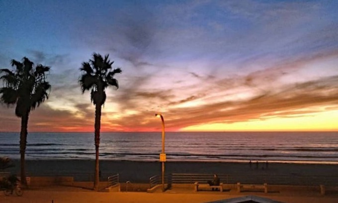 North Pacific Beach Condo | Beachfront Double Master w Stunning Sunset Views