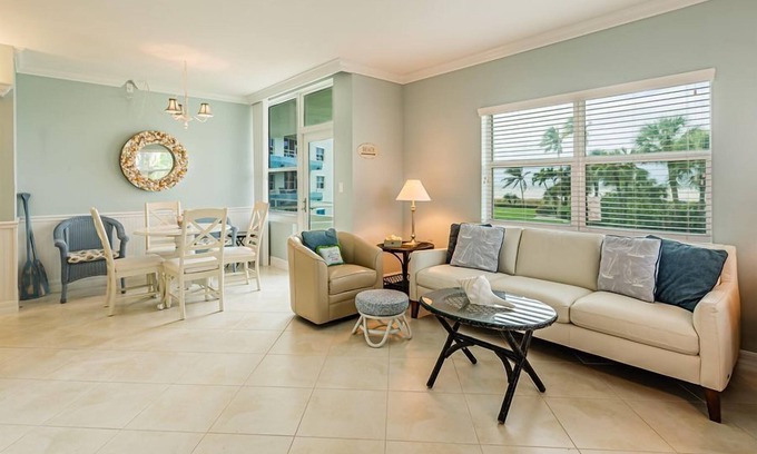 Marco Island Apartment | Beachfront efficiency studio with 1 bath