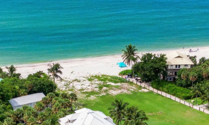Jose's Hideaway House | ☀︎🏝⛱︎ Beachfront Elegance⛱︎🏝☀︎ n[2025 Spring + Summer Weeks Available Now!]