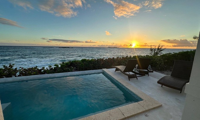 Double Bay House | Beachfront Estate wHeated Pool Directly on Pink-Sand Double Bay Beach