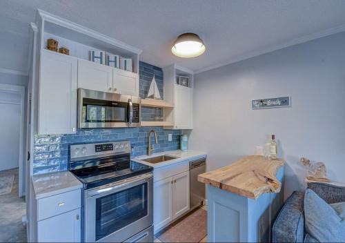 Hilton Head Apartment | Beachfront Escape with Balcony and Pool
