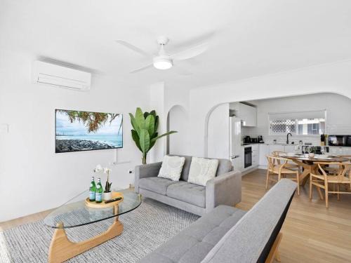 Broadbeach Apartment | Beachfront escape Broadbeach, 2 bd, Pool , sleeps 7
