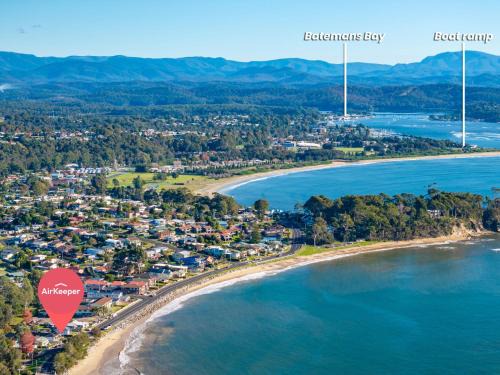 Batehaven House | Beachfront Escape Relaxing Getaway in Batehaven