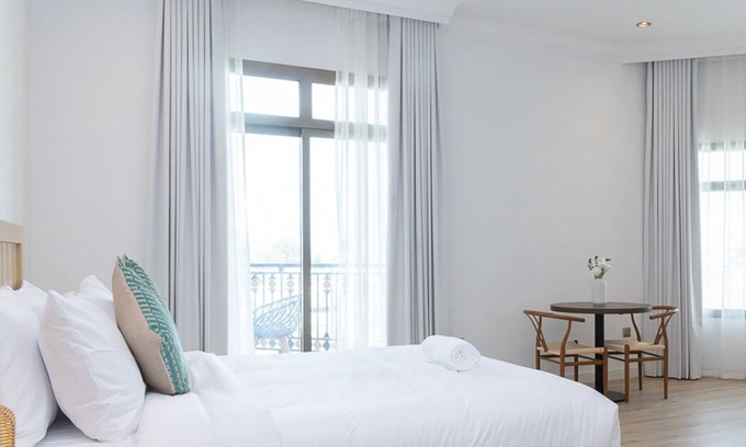 Jumeira 3 House | Beachfront Escape: Sunset & Kite Views