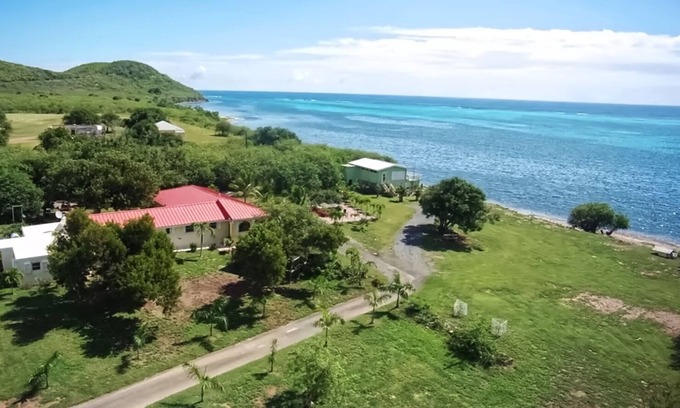 East End House | Beachfront Estate - With Kayaks & SUP's!