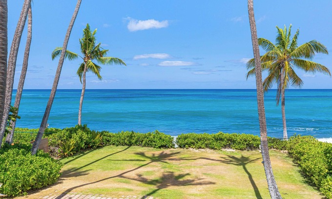 Maili House | Beachfront Family Dream Vacation in Tranquil Home Along the Waianae Coast