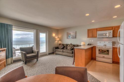 Lincoln City House | Beachfront Family Suite - Ocean View - Full Kitchen