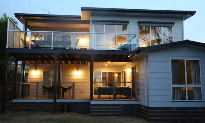 Cowes House | Beachfront. Fireplace. Air Conditioning. Get away from it all!