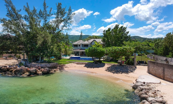 Runaway Bay Villa | BEACHFRONT - Fully staffed Private Villa