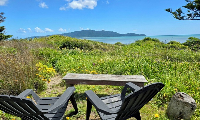 Waikanae Cottage | Beachfront Getaway - Waikanae Beach Holiday Home