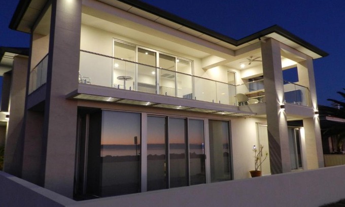 Largs Bay Apartment | Beachfront Guesthouse Adelaide - stunning views