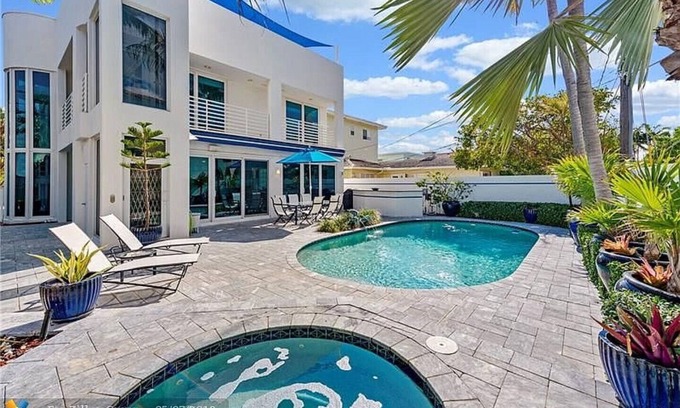 Birch Park Finger Streets House | Beachfront! Heated Pool+Hot Tub! Walk to Beach!