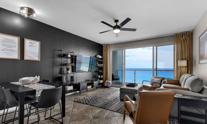 Destin Condo | 🏖BeachFRONT/Heated POOL/Private Beach🕹GAMES! ✨Modern/Roku TVs. 🖥