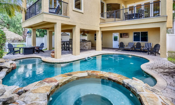 Treasure Island House | ☀Beachfront Home🐬Private Pool🏖️Beach Access from Backyard🍹Great Location!