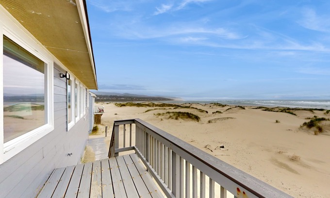 Bayshore House | Beachfront home with amazing views & electric fireplace - dogs welcome