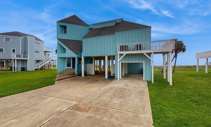 Kahala Beach Estates House | Beachfront Home with a wet bar, washer/dryer, fast WiFi, deck & outdoor shower