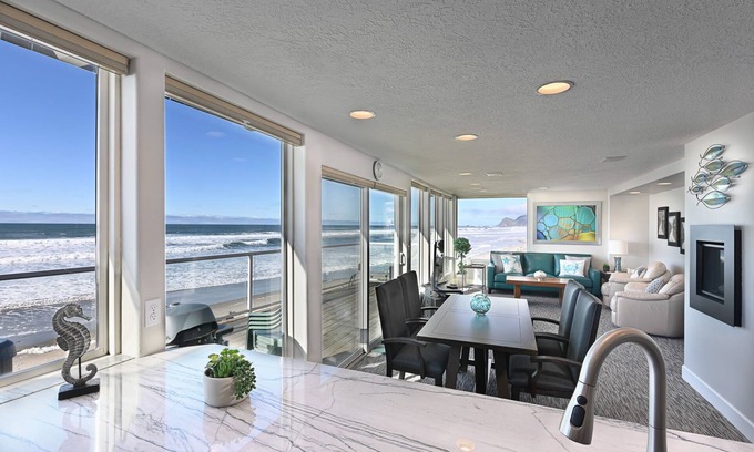 Lincoln City Condo | Beachfront, Hot Tub, BBQ - The Perfect Wave