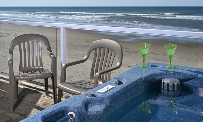 Lincoln City Apartment | Beachfront, Hot Tub, BBQ - The Lookout